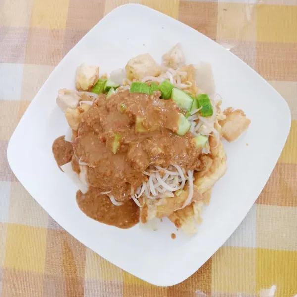 Tambahkan toge yang telah direbus, timun dan banjur dengan bumbu kacang.