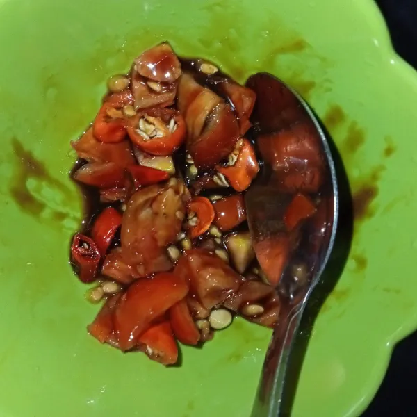 Tuang kecap lalu aduk rata sambal dan sajikan dengan ikan goreng. Yummy
