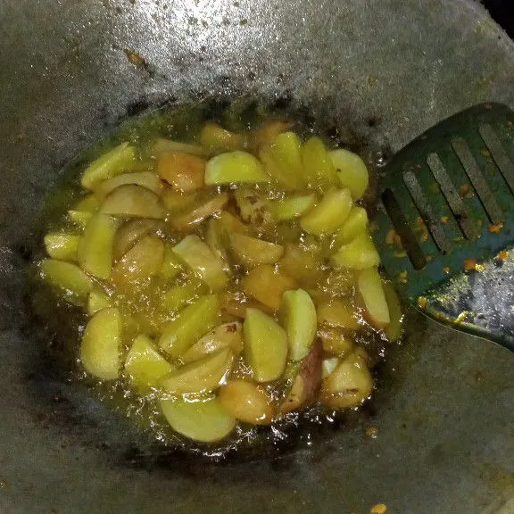 Goreng jengkol hingga agak berkulit.