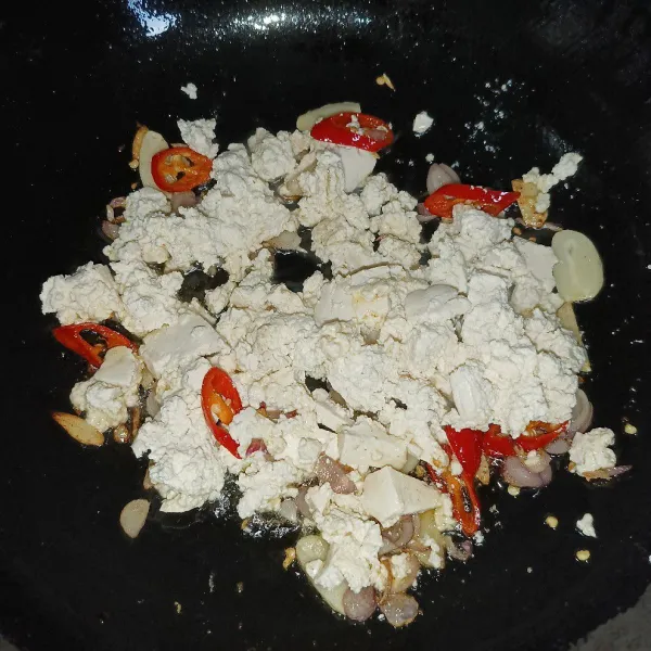 Masukkan tahu dan aduk rata