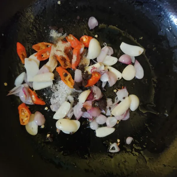 Masukkan gula pasir, kaldu bubuk dan terasi, aduk hingga tercampur rata.