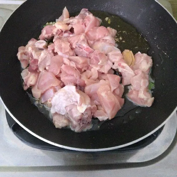 Tambahkan daging ayam setelah itu tumis sampai warnanya berubah putih.