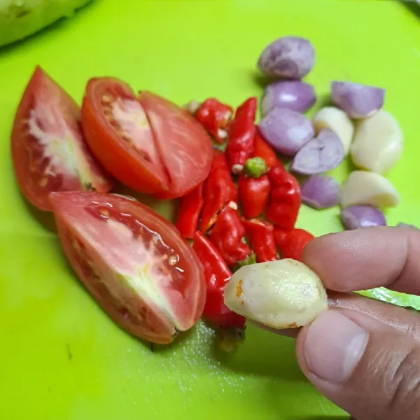 Iris kasar bawang merah, bawang putih, cabai rawit, tomat, dan kencur
