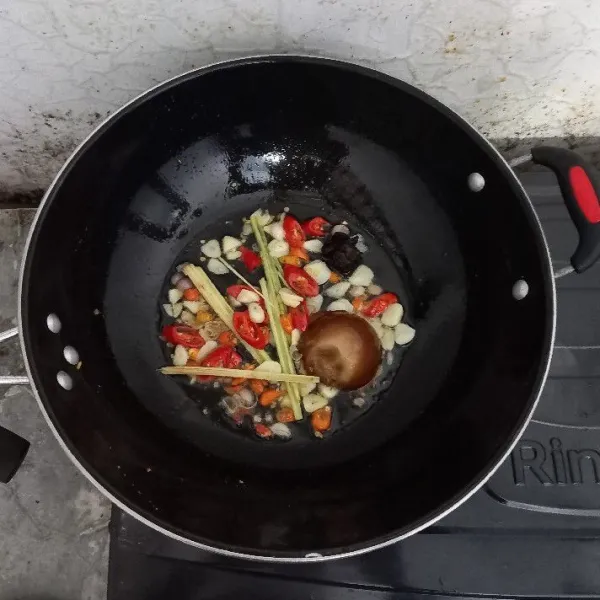 Masukkan gula jawa dan asam jawa