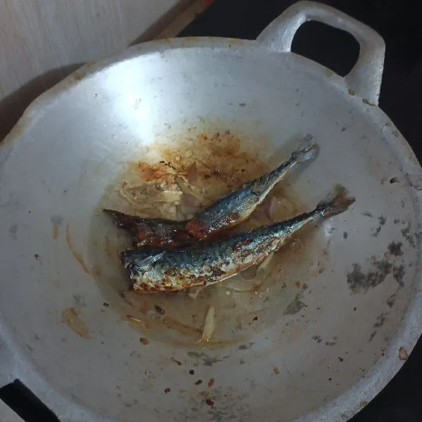 Lalu masukkan salem yang telah digoreng garing.