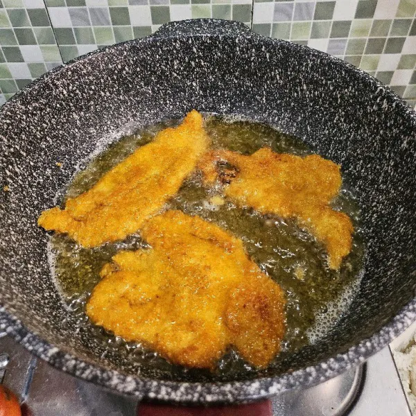 Goreng chicken katsu hingga garing kemudian tiriskan.
