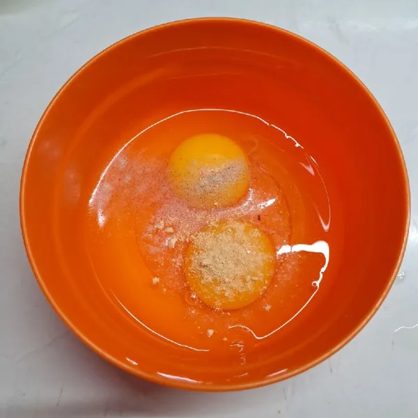 Kocok telur, merica bubuk, kaldu bubuk dan garam sampai rata.