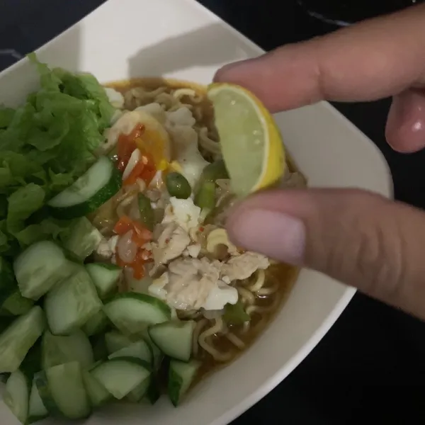 Beri potongan selada, timun, dan perasan jeruk nipis