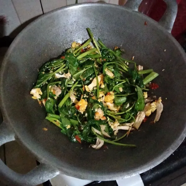 Masukkan kangkung, masak hingga kangkung layu.