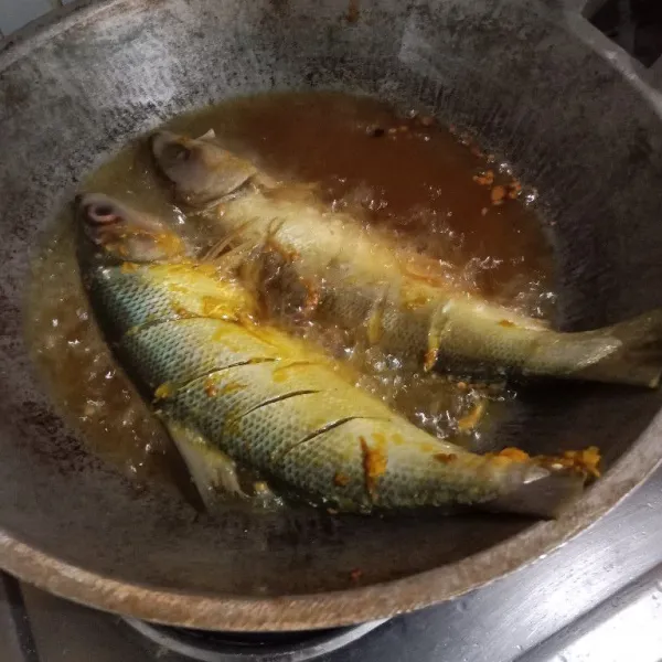 Panaskan minyak kemudian goreng ikan sampai matang.