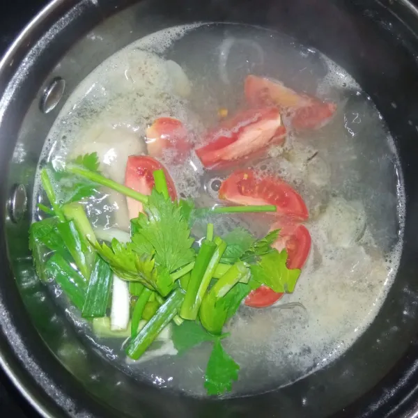Masukkan tomat, seledri serta daun bawang lalu tunggu beberapa saat.