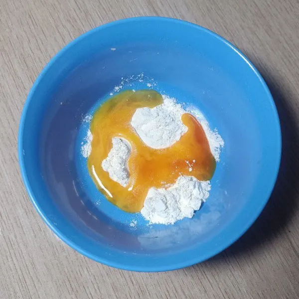 Tambahkan telur yang dikocok lepas.