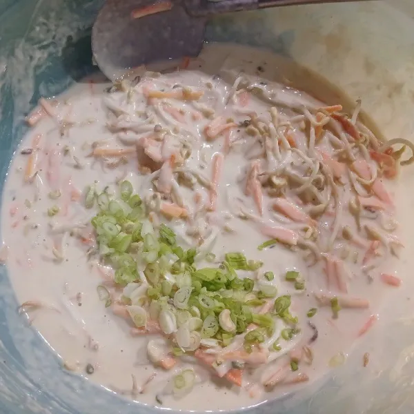 Masukkan bawang pre. Aduk rata.