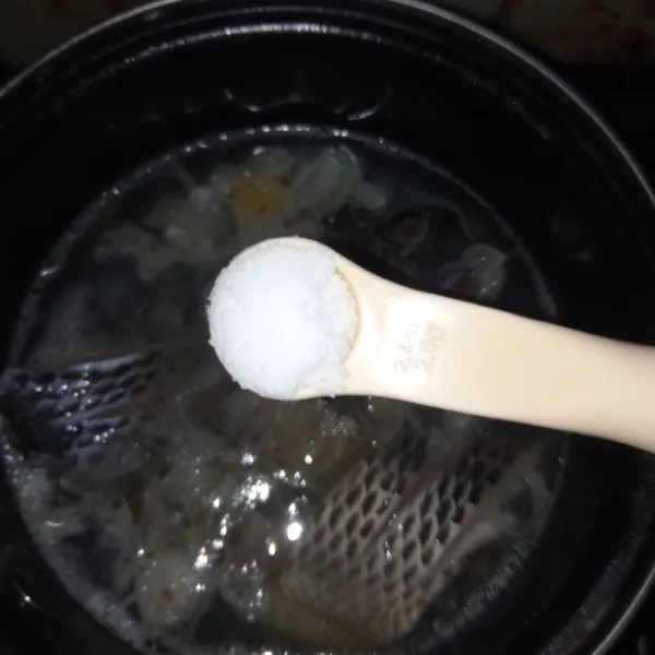 Beri garam, kaldu bubuk dan lada bubuk. Aduk perlahan dan masak hingga ikan matang.
