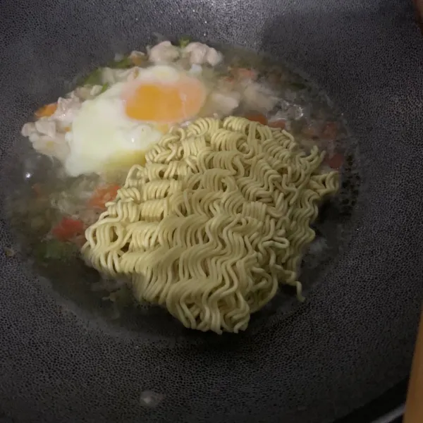 Masukkan mie rebus selama 5 menit