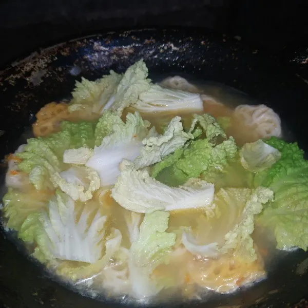 Masukkan sayur sawi. Masak hingga sayur empuk