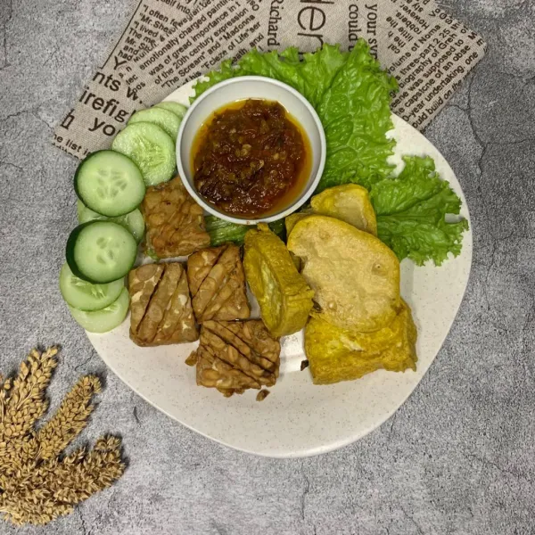 Beri timun, selada siap di sajikan.
