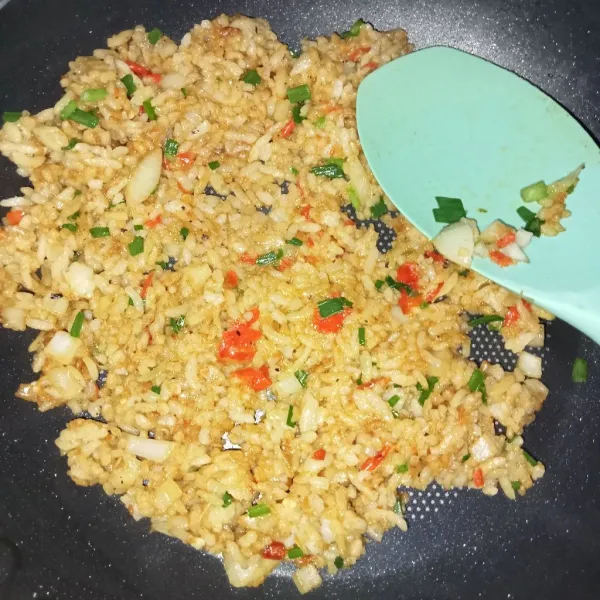 Aduk hingga tercampur rata. Tes rasa dan matikan api. Sajikan dengan beef steak dan telur ceplok. Yummy.