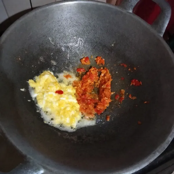 Panaskan minyak orak arik telur, sisihkan di pinggiran wajan. Tumis bumbu halus hingga harum, aduk rata.