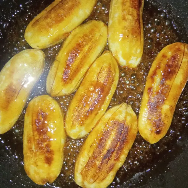 Masukkan pisang bakar ke dalam larutan karamel, masak sampai karamel menyusut. Jangan lupa bolak-balik pisang.