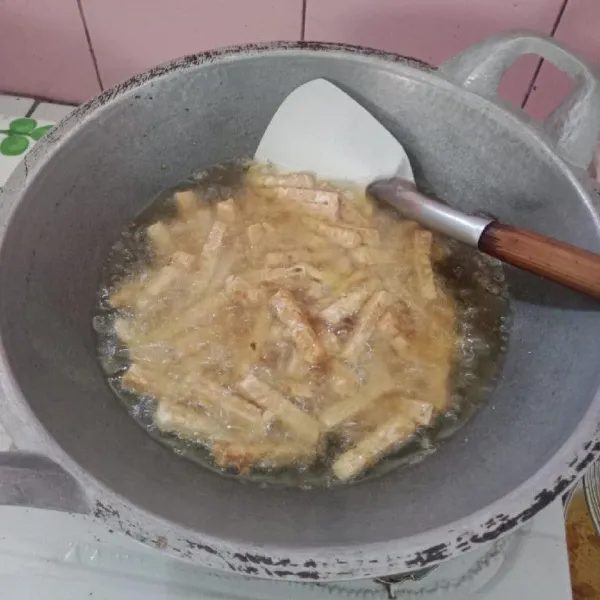 Goreng tempe hingga kecokelatan lalu tiriskan, kemudian goreng kacang panjang.