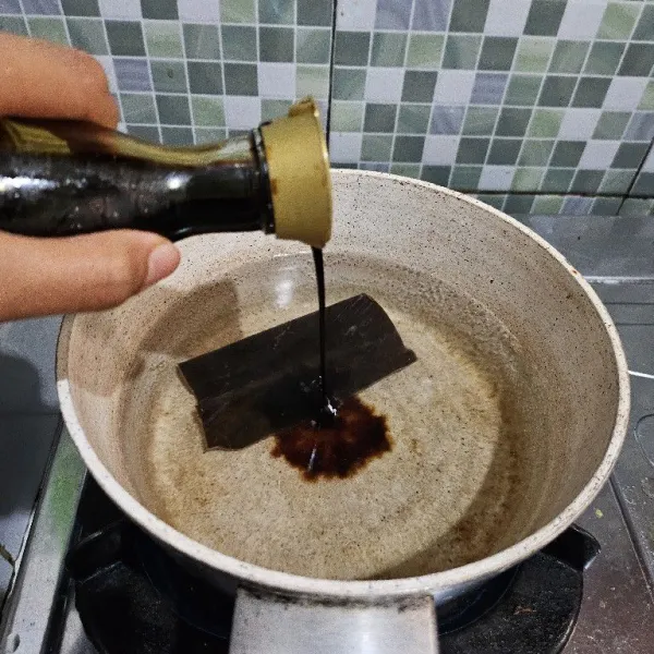 Masukkan shoyu dan kecap ikan teri.