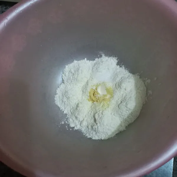 Dalam wadah campur tepung terigu, garam dan kaldu jamur lalu aduk rata.