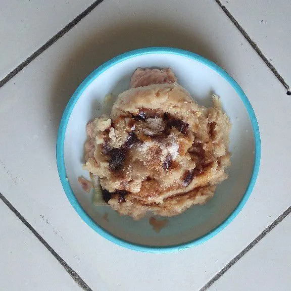 Tambahkan saos tiram, kecap asin, minyak wijen, garam, kaldu dan merica bubuk.