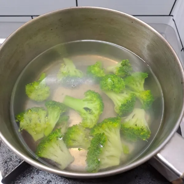 Rebus brokoli sebentar, angkat dan tiriskan.