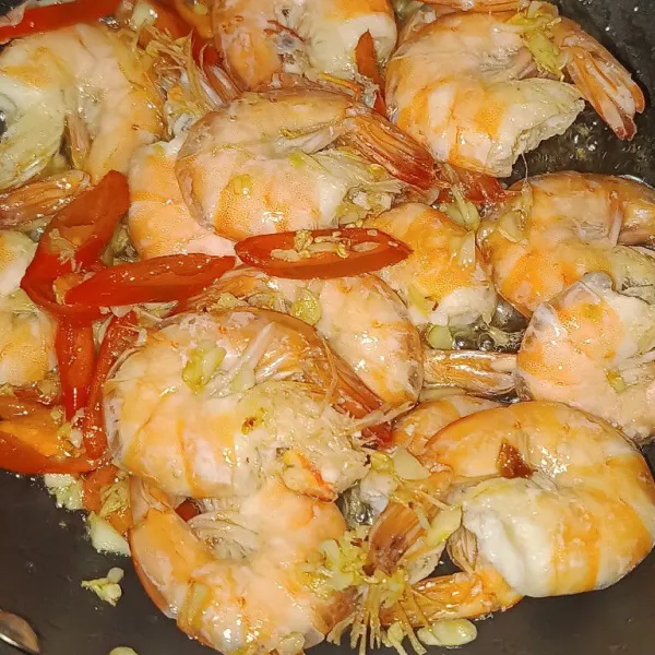 Masukkan udang.