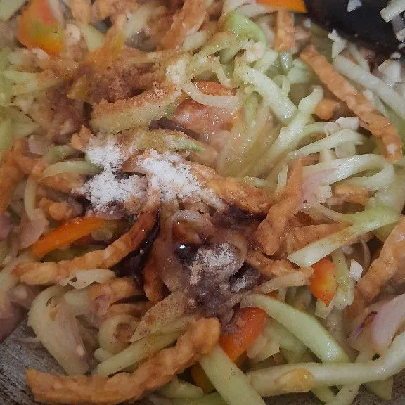 Bumbui, gula pasir, garam, saus tiram, penyedap, icip koreksi rasa.