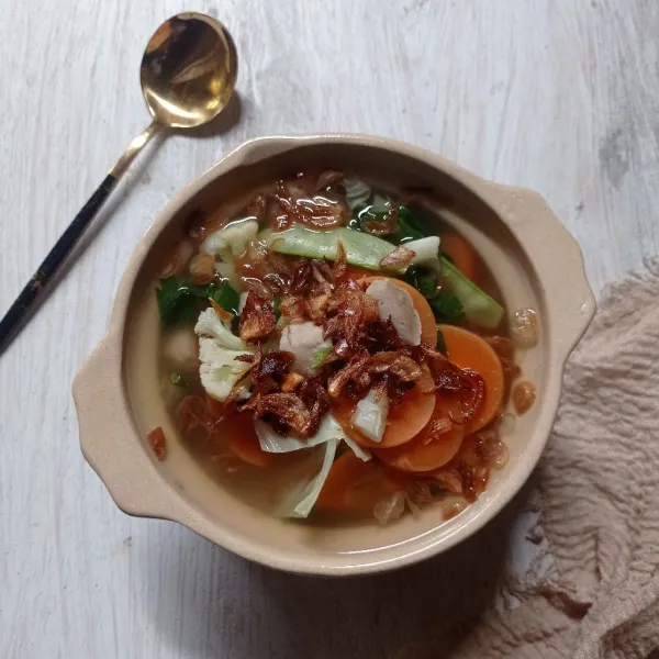 Pindahkan ke mangkuk, taburi dengan bawang goreng, sajikan.