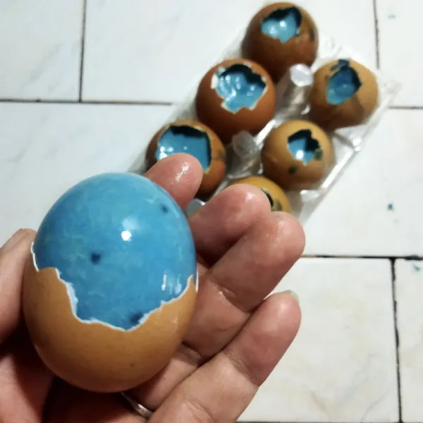 Setelah beku, kupas kulit telur hingga setengahnya. Keluarkan puding telur dan balik sehingga bagian yang tidak rata berada di bagian bawah. Puding telur pun siap disajikan setelah didinginkan.