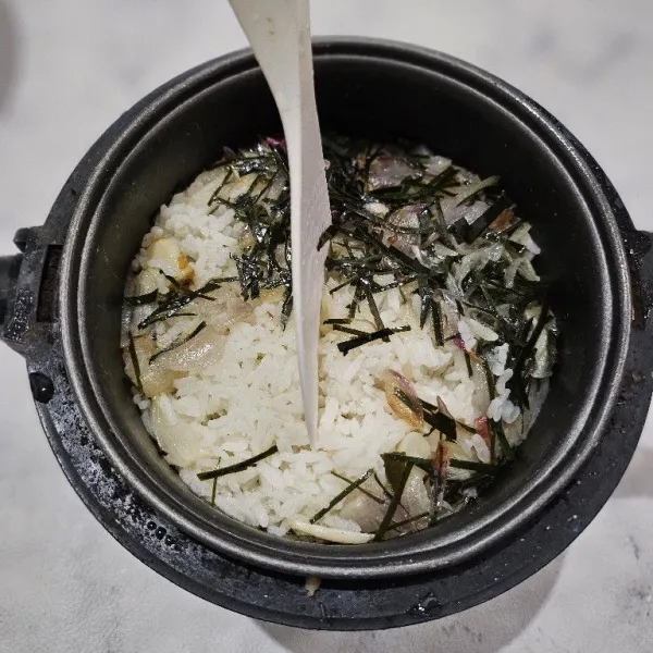 Masak di dalam rice cooker hingga matang, lalu setelah nasi matang, aduk rata.