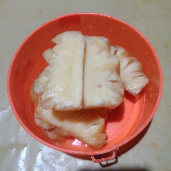 Kupas nanas, kemudian cuci bersih. Potong-potong, lalu sisihkan.