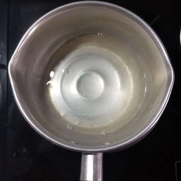 Untuk membuat jelly bening, campur jelly dan gula, aduk rata. Tambahkan air dan masak dengan api kecil hingga mendidih sambil terus diaduk. Matikan api sambil terus diaduk hingga uap panas hilang.