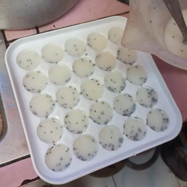 Masukkan puding ke dalam cetakan es batu bulat, lalu biarkan dingin. Tata bola-bola pudding di dalam gelas, lalu sisihkan.