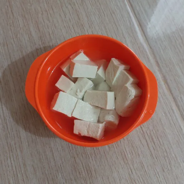 Rendam tahu yang dipotong dadu dengan bahan marinasi sesaat sekitar 3 menit saja.