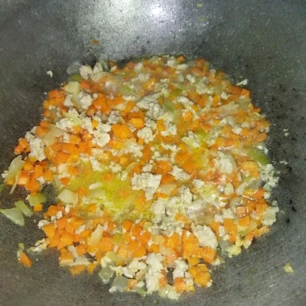 Tumis bawang putih dan bawang bombay hingga harum, masukkan daging ayam, wortel dan air, masak hingga wortel dan daging ayam matang.