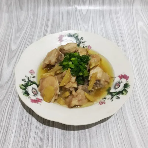 Setelah ayam matang, pindahkan ke piring saji lalu siram dengan minyak daun bawang. Sajikan selagi hangat.