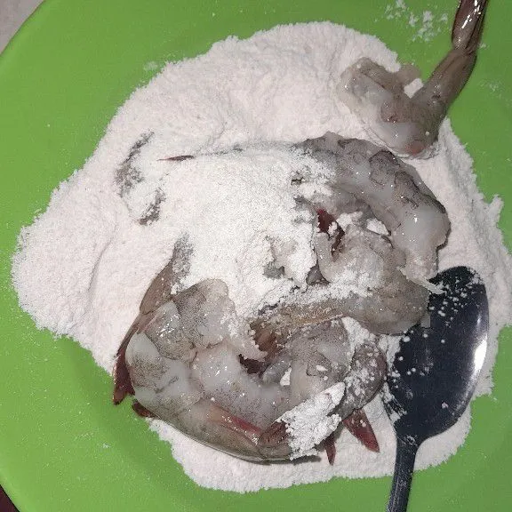 Lalu masukkan udang yang telah di cuci bersih lalu aduk hingga merata.