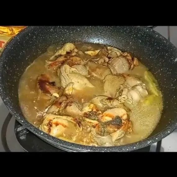 Masukkan gula, penyedap rasa dan kecap.