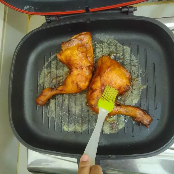 Siapkan double pan untuk membakar ayam. Lelehkan mentega di dalam pan lalu bakar ayam. Bolak-balik ayam agar tidak gosong, sambil olesi dengan madu di setiap sisinya. Setelah matang merata, angkat dan sajikan selagi hangat.