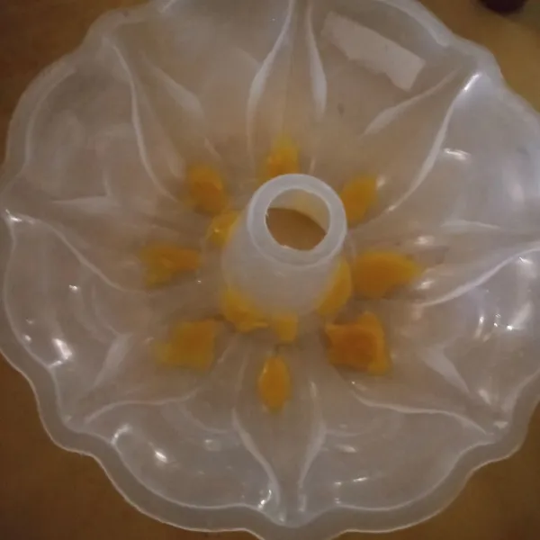 Siapkan cetakan, lalu tuang sedikit demi sedikit puding mangga seperti pada gambar. Tunggu hingga set.