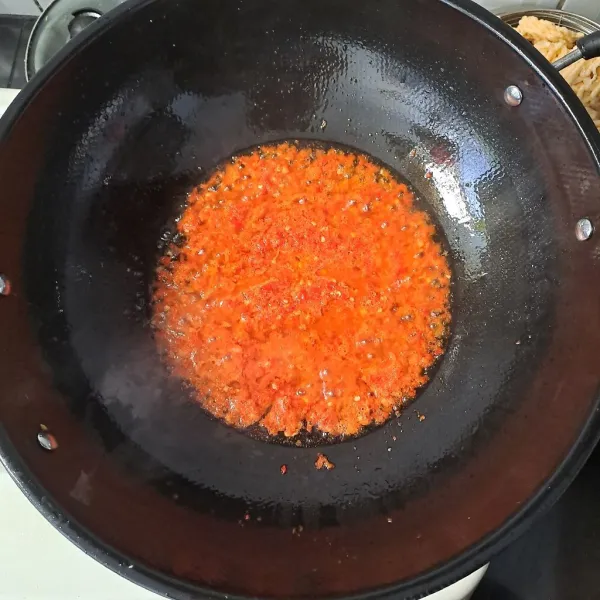 Blender bahan sambal. Panaskan minyak. Masak hingga sambal tanak, tambahkan 80 ml air.