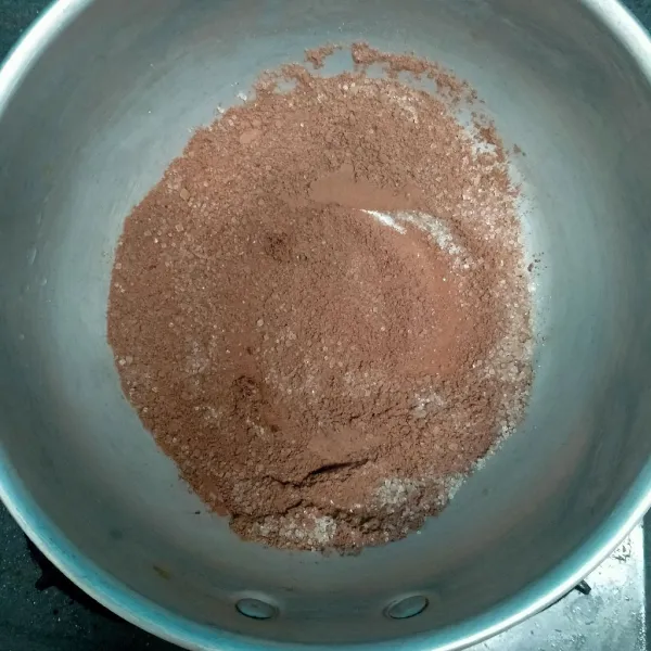 Campur bubuk jelly coklat, gula pasir, dan garam, kemudian tambahkan air.