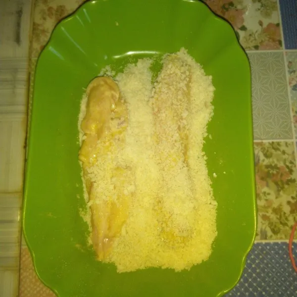 Baluri kedalam tepung roti sampai merata.