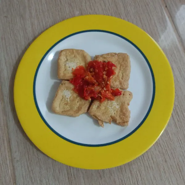 Lalu tata tahu dan beri sambal goang di atasnya sesuai selera.