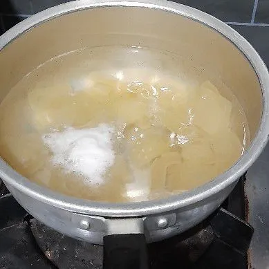 Cuci bersih kulit sapi kemudian rebus selama 5 menit lalu tiriskan.