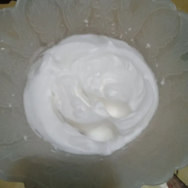 Kocok putih telur, vanila hingga berbusa masuk gula, kocok kembali dengan kecapatan tinggi sehingga soft peak.